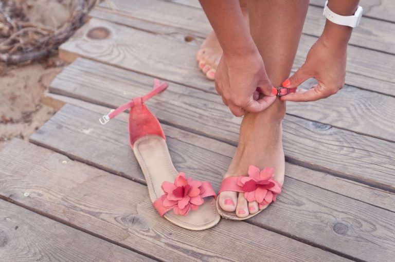 ¿Cómo evitar las rozaduras en los pies al ponerme sandalias?